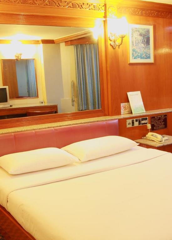 Pradipat Hotel Bangkok Exterior photo